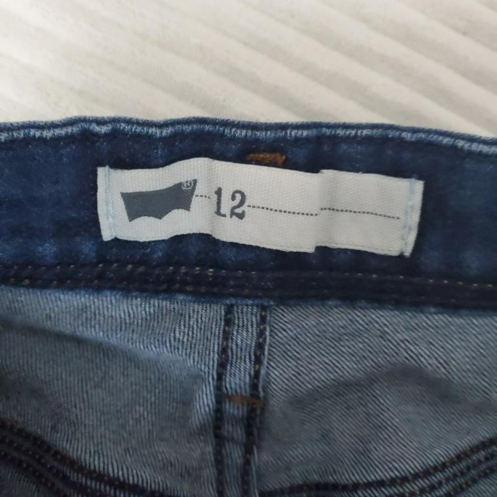 Levis Jean Shorts Womens 12 Blue Denim Medium Wash 4 Inch Inseam - Picture 3 of 9